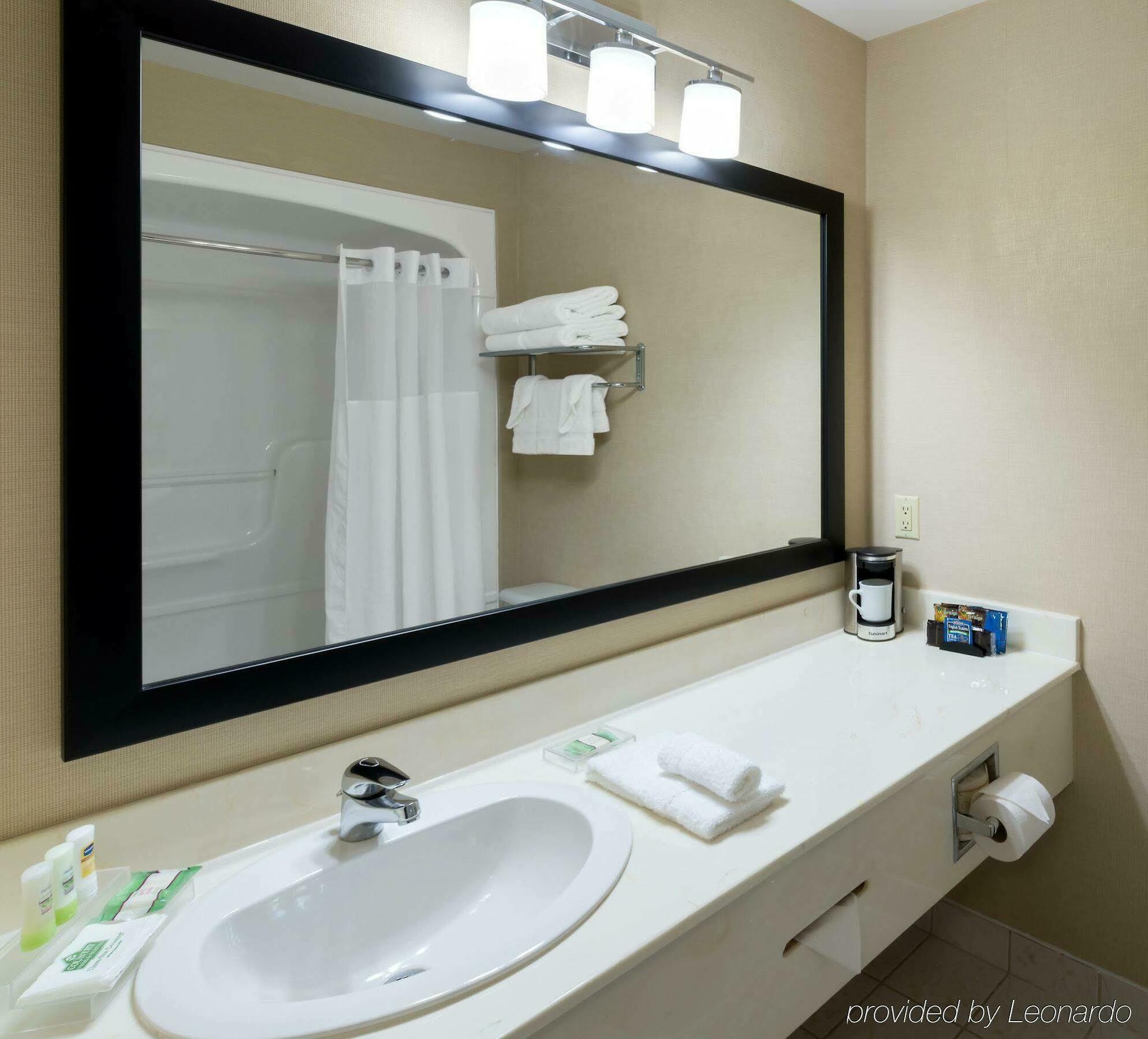Quality Inn & Suites Oakville Eksteriør billede